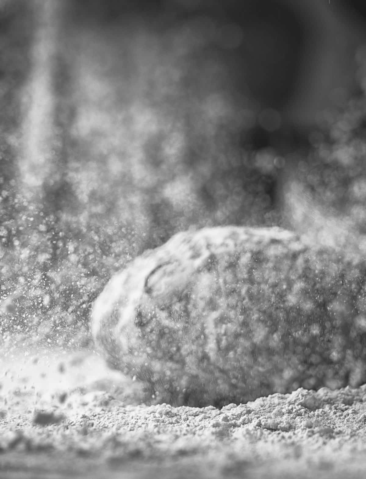 Brot in Mehlstaub, schwarz-weiß